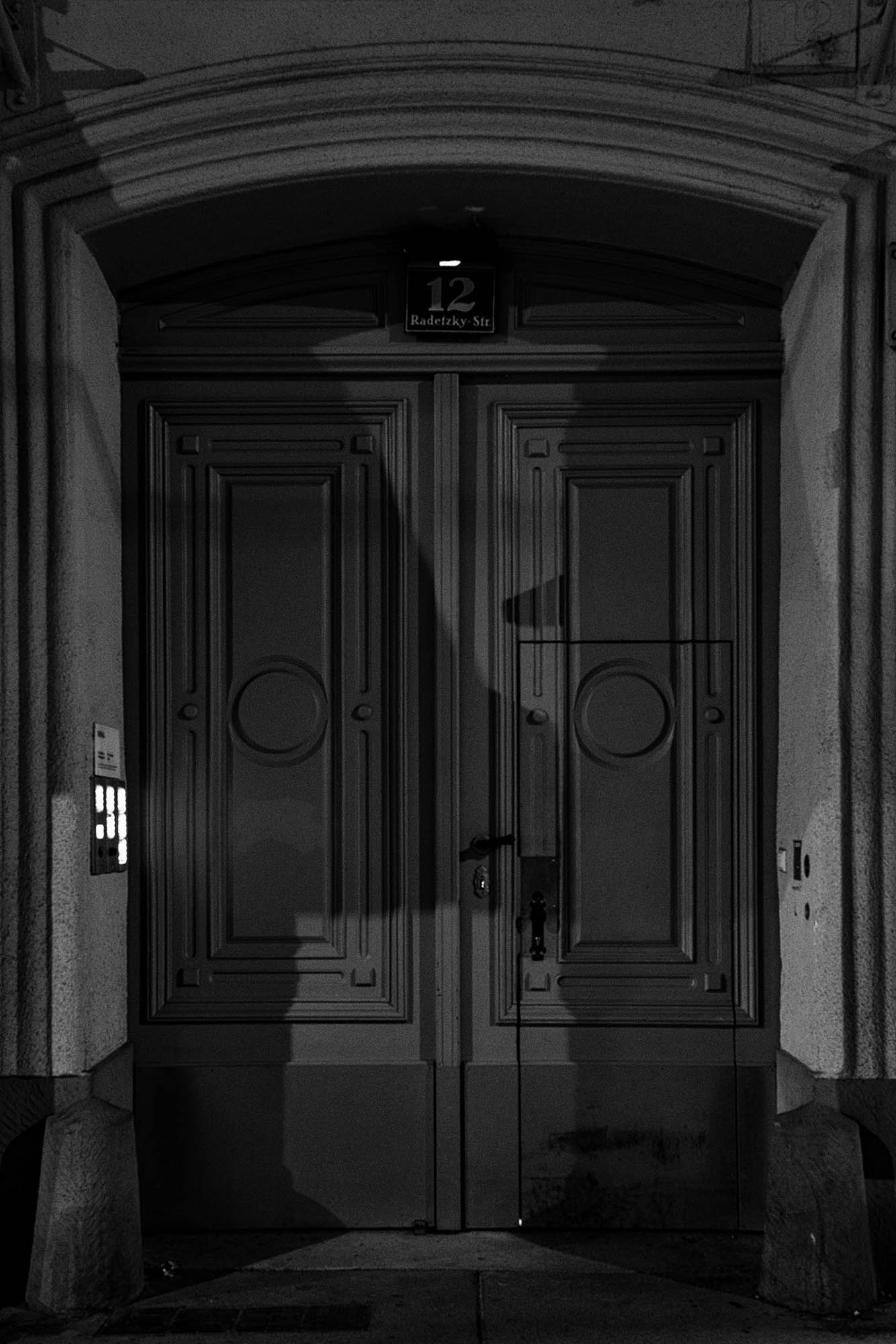 so dark the night - Martin Ogolter