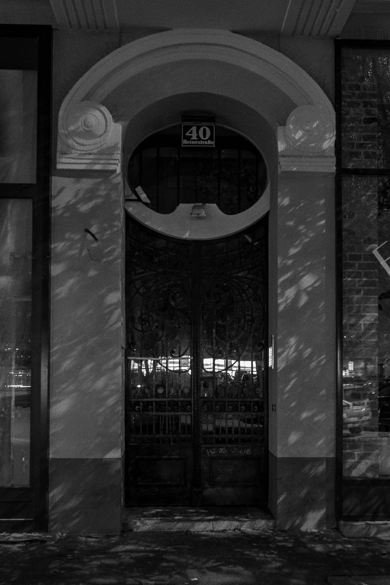 so dark the night - Martin Ogolter