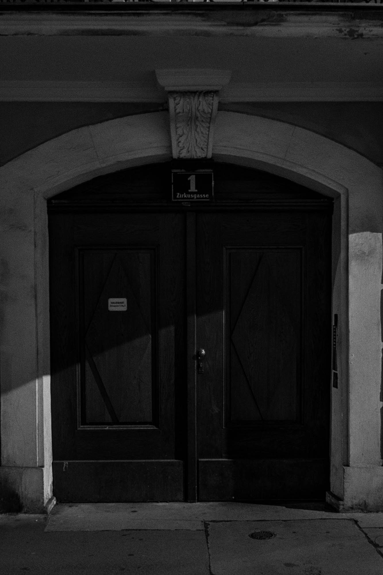 so dark the night - Martin Ogolter