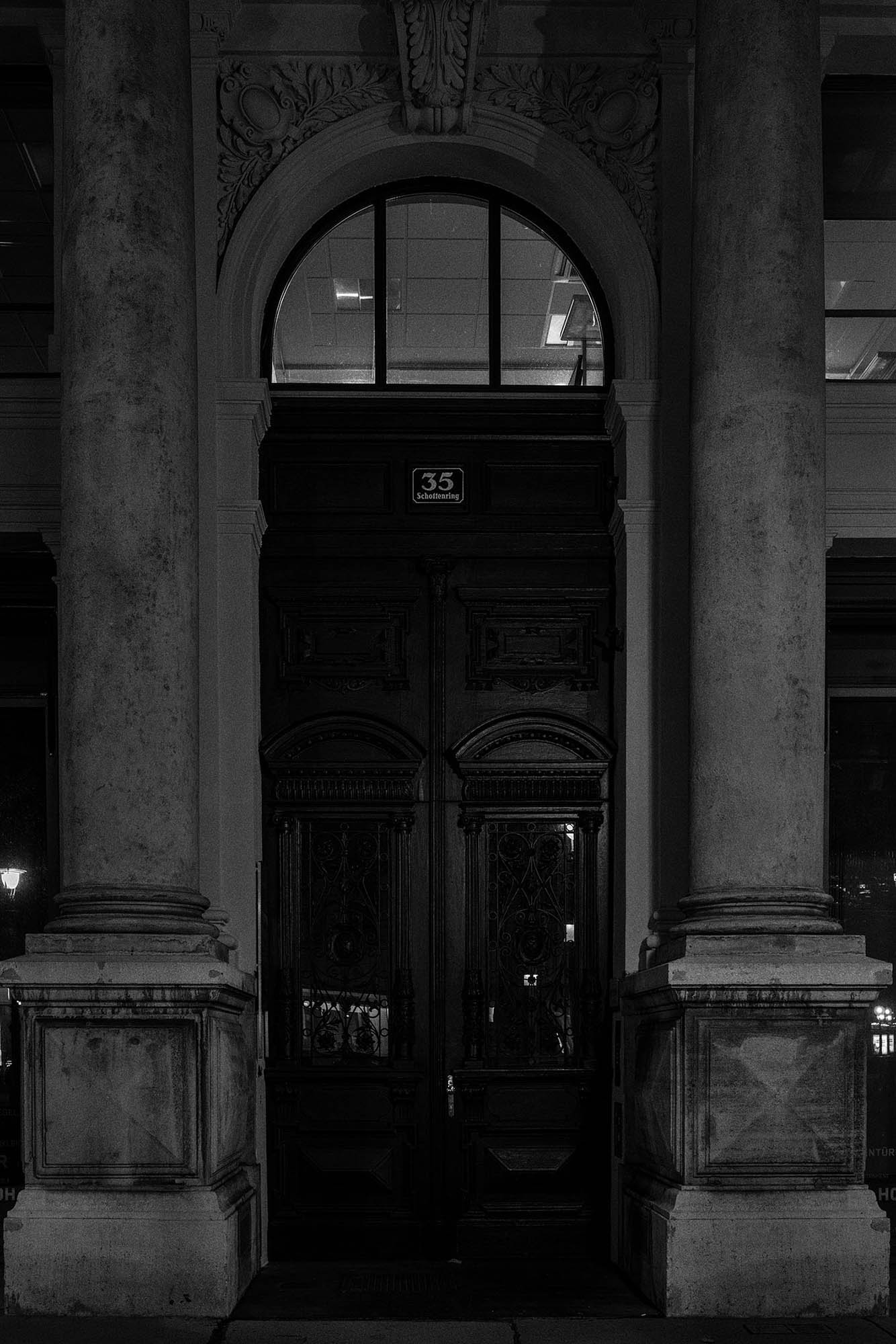 so dark the night - Martin Ogolter